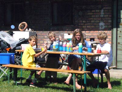 Kinder beim Malen