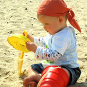 kleinkind am strand
