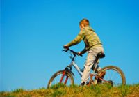 Junge mit dem Fahrrad unterwegs
