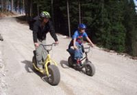 Zwei Personen auf Rollern der Gemeindealpe