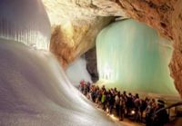 Riesige Eiswände und Zapfen in der Eishöhle Werfen