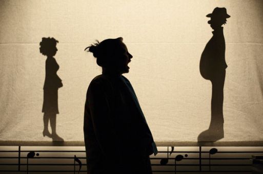 Schattenspiel - Drei Figuren hinter einer Leinwand