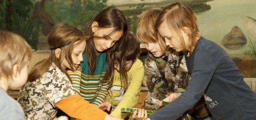 Kinder an einem Tisch