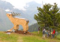 Holzhirsch im Tierholzpark Kriesneralm