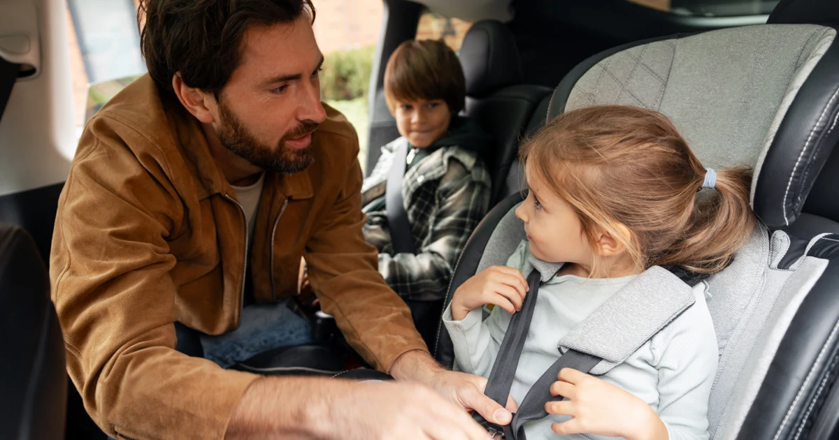 ADAC und ÖAMTC Kindersitztest Herbst 2026: Zwei Modelle fallen durch