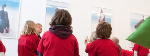 Pressbild mit Kindern vor Kunstwerken