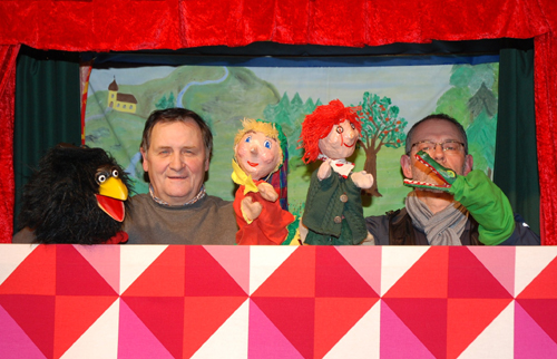 Puppenspieler einer Kasperltruppe mit Handpuppen