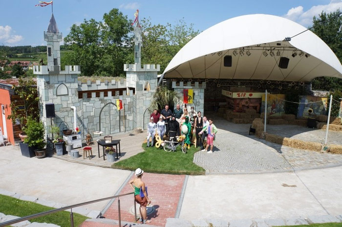 Bühne des Musicals mit ritterlichem Bühnenbild