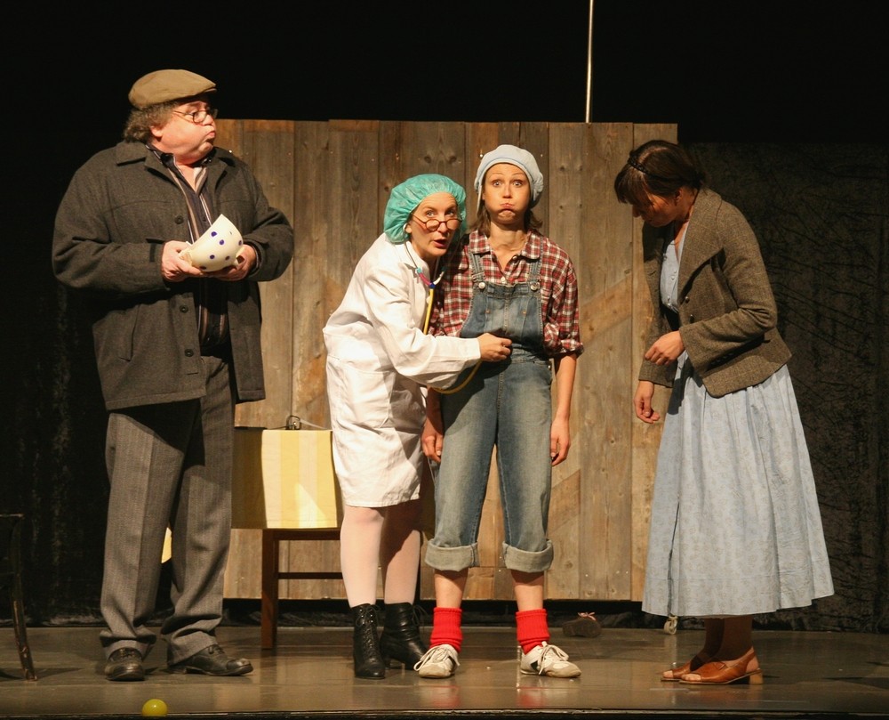 Szene aus dem Stück - 4 Schauspieler in Aktion