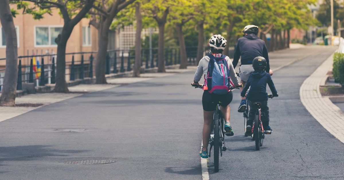 Familie beim Fahrradfahren