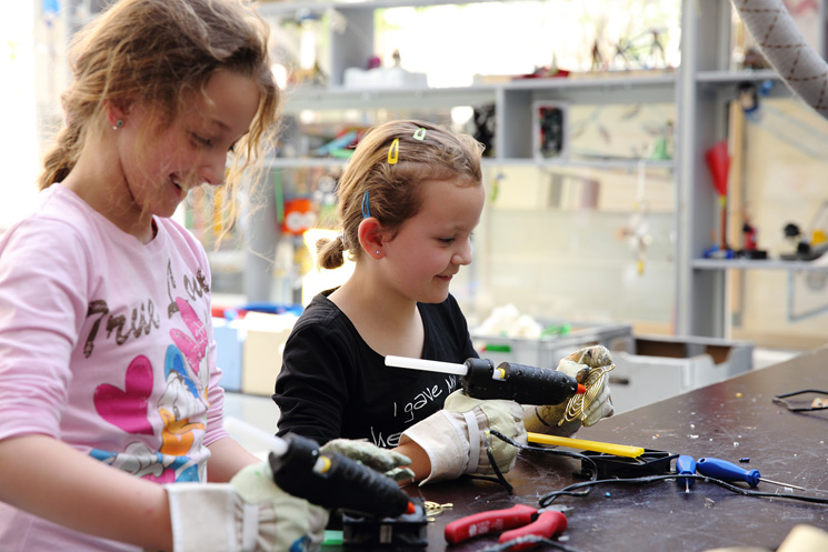 2 Mädchen, basteln, mit Heißklebepistole