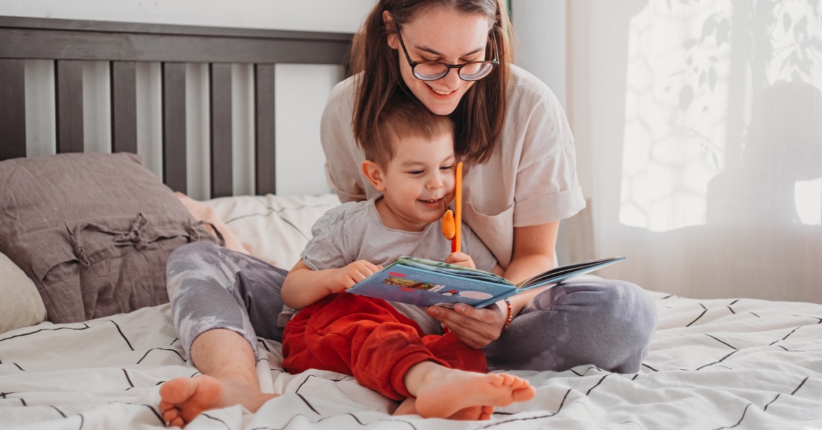 Mädchen in schön eingerichtetem Kinderzimmer