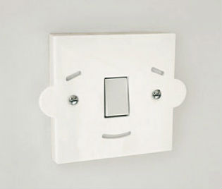 Mr. Switch Lichtschalter Abbildung - Gesicht auf einer Steckdose