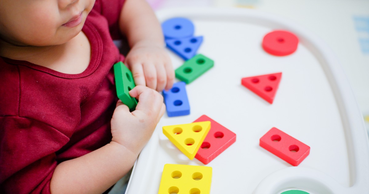 Bub spielt in seinem Kinderzimmer