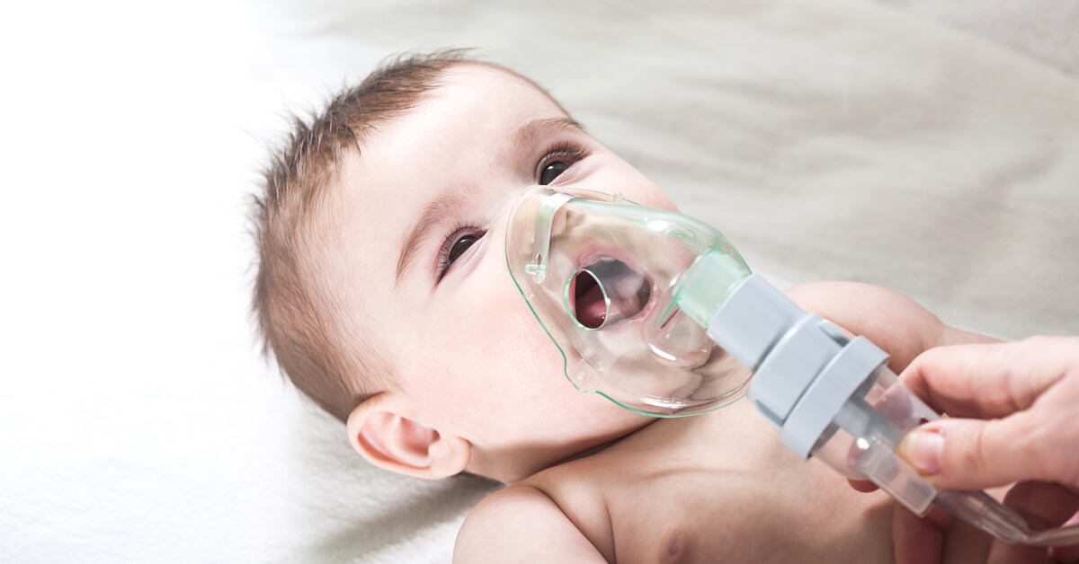 Baby mit einem Inhalationsgerät