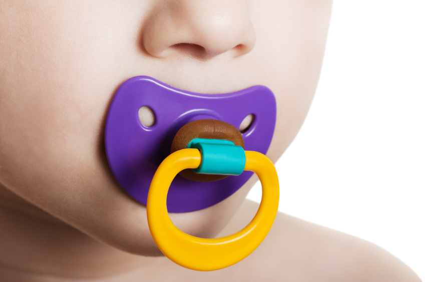Close-Up Bild eines Babymundes und einer Babynase - Das Baby hat einen Schnuller im Mund