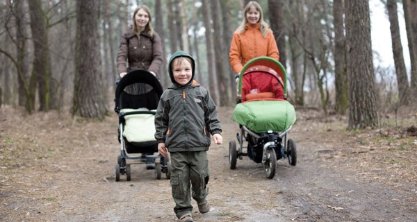 Kinderwägen und Familien im Wald