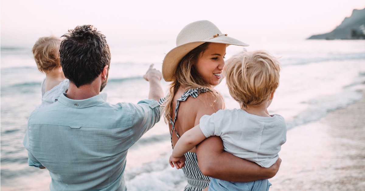 Junge Familie im Urlaub am Meer