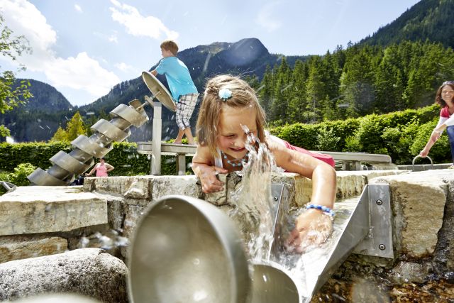 Kind spielt in einem Wasserpark