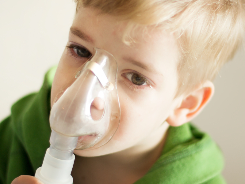 Junge mit Inhalator