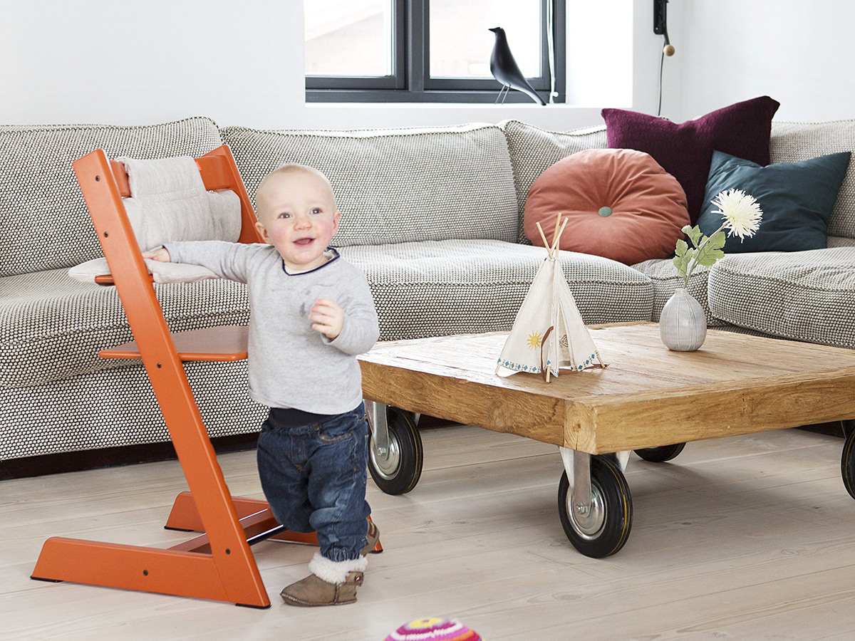 Baby vor einem Hochstuhl von STOKKE