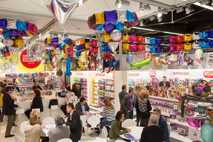 Spielwarenmesse Nuernberg, verschiedene Staende, Luftballone,