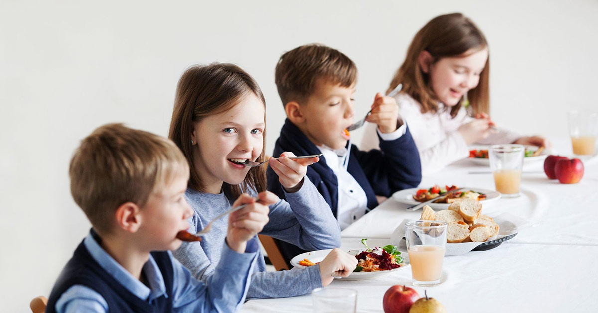 Kinder beim Mittagessen in der Schule