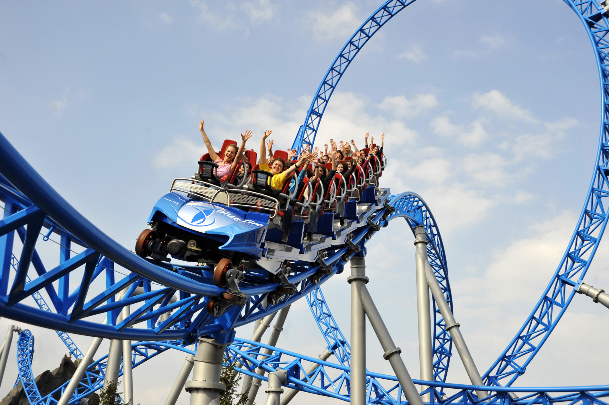 День в парке аттракционов. Парк аттракционов Europa Park в Германии. Roller Coaster аттракцион. Екатеринбург парк аттракционов американские горки. Парк Линнанмяки Хельсинки.